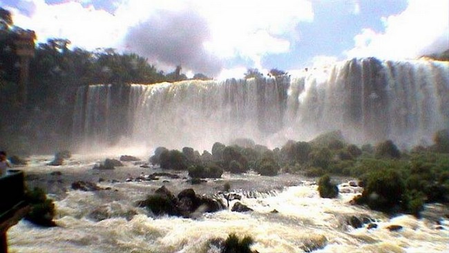 Die Wassermassen des Iguazu stürzen zu Tal